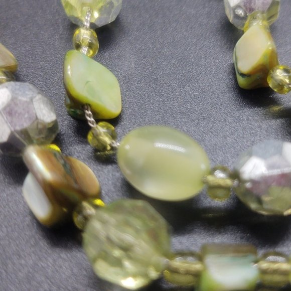 Necklace and Earring Set Green Tone Beads with Silver LNC - Picture 4 of 5